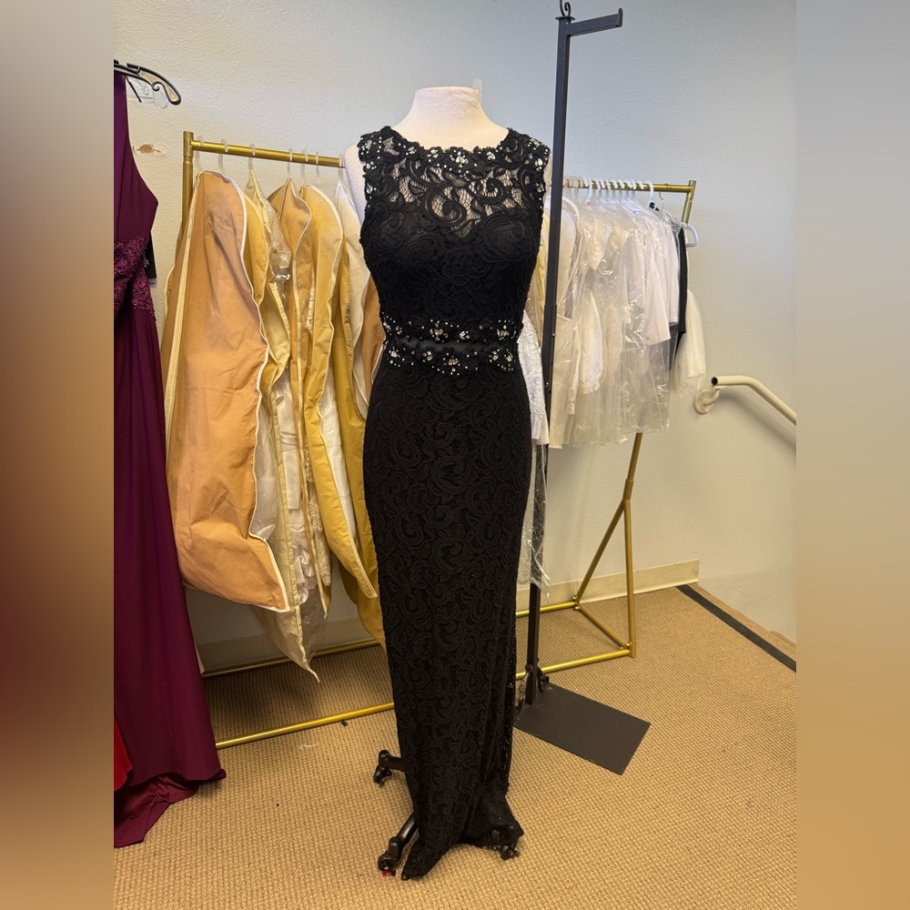 Elegant Black Lace Evening Gown 9040